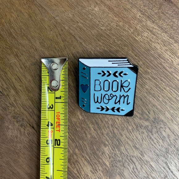 Book worm pin 📖 - Picture 2 of 4